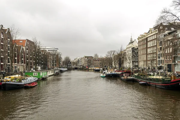 Manhã vista de inverno em um dos canais da cidade património de Amsterdã, Países Baixos . — Fotografia de Stock