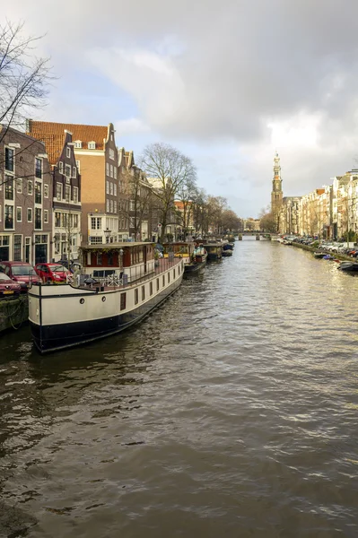 Blick auf einen der zum UNESCO-Weltkulturerbe gehörenden berühmten Stadtkanäle (prinsengracht) von Amsterdam — Stockfoto