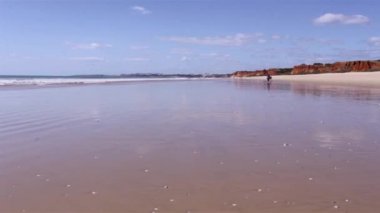 Algarve - Vilamoura Atlantic coast Rocha Baixinha Plajı'nda. Deniz manzarası timelapse