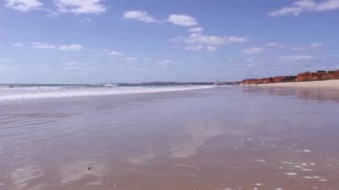Algarve - Vilamoura Atlantic coast Rocha Baixinha Plajı'nda. Deniz manzarası timelapse