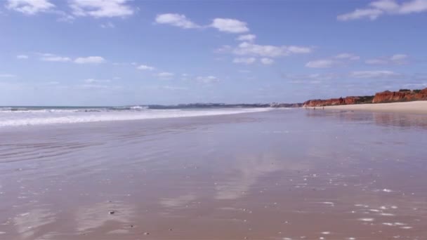 阿尔加维-拉各斯大西洋海岸在罗沙 Baixinha 海滩。海景游戏中时光倒流 — 图库视频影像