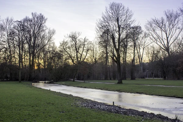 Pôr do sol em Vondelpark, Amsterdã. É um parque urbano público de 47 ele — Fotografia de Stock