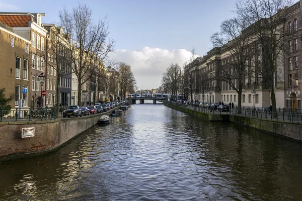 在阿姆斯特丹，荷兰遗产城市的运河之一上查看 — 图库照片