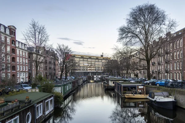 Prohlédni si na jednom z kanálů dědictví města Amsterdam, Nizozemí — Stock fotografie