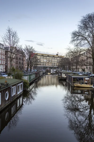 Prohlédni si na jednom z kanálů dědictví města Amsterdam, Nizozemí — Stock fotografie