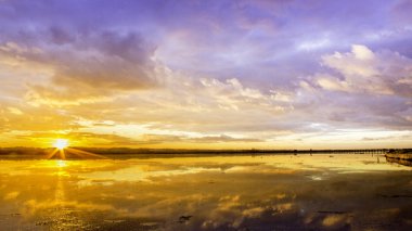Ria Formosa sulak doğal koruma günbatımında alacakaranlık