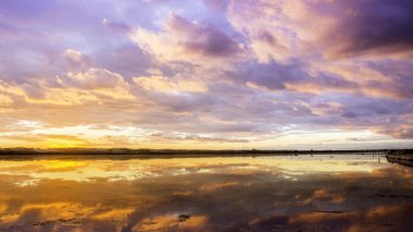 Ria Formosa sulak doğal koruma günbatımında alacakaranlık