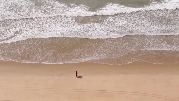 Westelijke Algarve strand scenario van kliffen boven, op Praia da Falesia - Albufeira, Portugal — Stockvideo