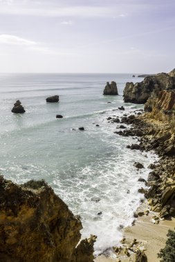 Western Algarve kayalıklarla Atlantic beach senaryo.
