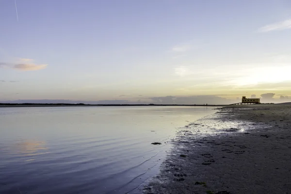 Puesta de sol y edificio histórico de guardia vital en primer plano, en la ciudad pesquera de Fuseta, parque de conservación Ria Formosa, Algarve. Portugal —  Fotos de Stock