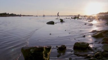 Quatro-Aguas East Beach, Ria Formosa doğal rezerv, Tavira adlı zevk bahar günbatımı insanlar. Algarve, Portekiz.