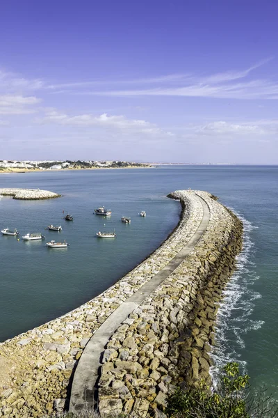 Albufeira rybaków przystani i plaży, Algarve. — Zdjęcie stockowe