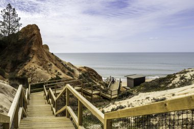 Western Algarve kayalıklarla Atlantic beach patchway Falesia Beach.