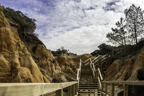 Falésias do Algarve Ocidental Patchway praia atlântica na praia da Falésia . — Fotografia de Stock