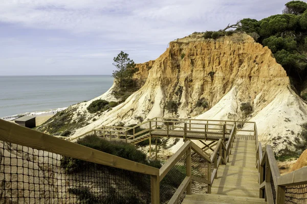 Algarve escenario pedestal acantilado de acceso, en la playa de Falesia . —  Fotos de Stock