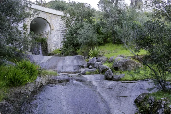 Village de Monchique célèbre thérapeutique pure eau douce de montagne s — Photo