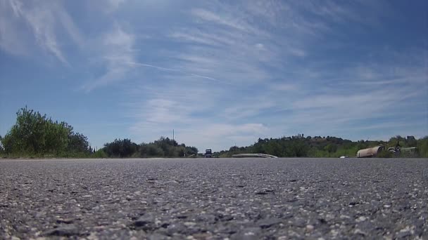 Bus de voyage passant au-dessus de la caméra point de vue — Video