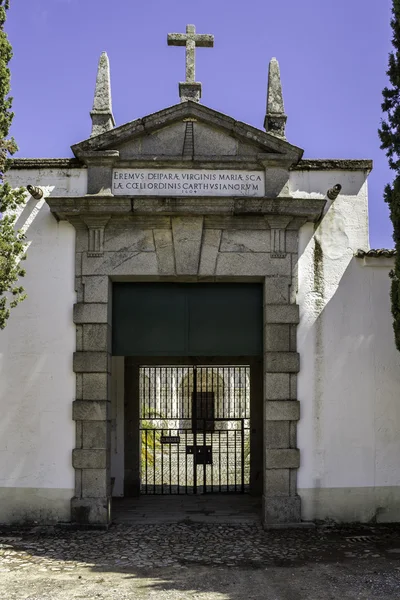 Eingangsdetail des Klosters Santa Maria Scala Coeli, im Volksmund Cartuxa-Kloster genannt, ein religiöses Gebäude, das am 8. Dezember 1587 in der Stadt Evora, Alentejo, Portugal gegründet wurde.. — Stockfoto