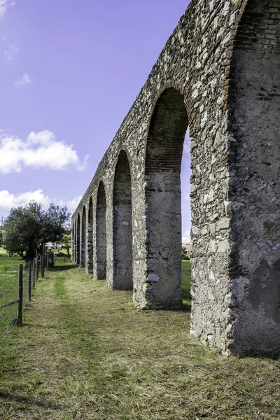 Agua de Prata Aqueduct (hopeaveden akvedukti) Evorassa, satamassa — kuvapankkivalokuva