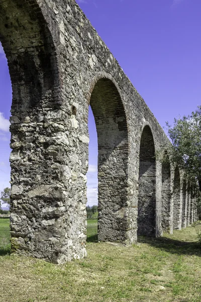 Agua de Prata aquaduct (aquaduct van zilver Water) in Evora, poort — Stockfoto