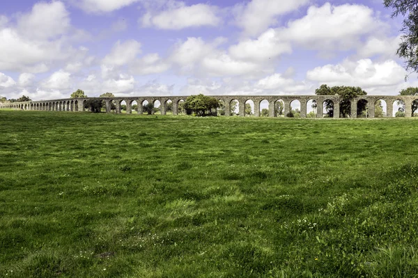 Agua de Prata aquaduct (aquaduct van zilver Water) in Evora, poort — Stockfoto