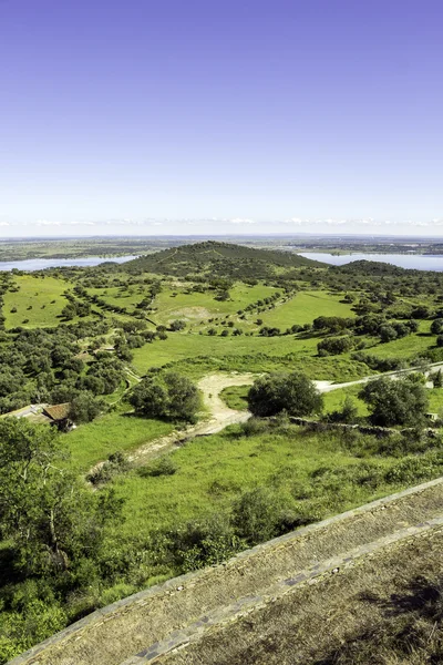 View from town of Monsaraz, on the right margin of the Guadiana — Stock Photo, Image