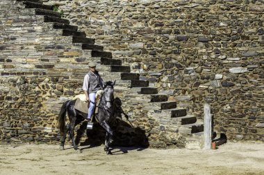 Monsaraz - Nisan 06: At eğitim Alentejo Monsaraz şehir içinde