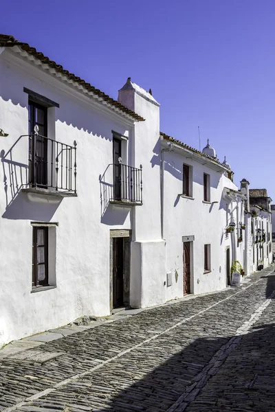 Historic town of Monsaraz, on the right margin of the Guadiana R — Stock Photo, Image