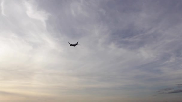 Авиаперелет - силуэт вылета самолета — стоковое видео