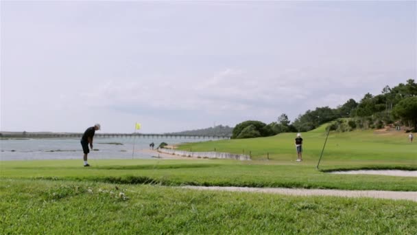 在葡萄牙阿尔加维著名高尔夫球目的地玩高尔夫球手. — 图库视频影像