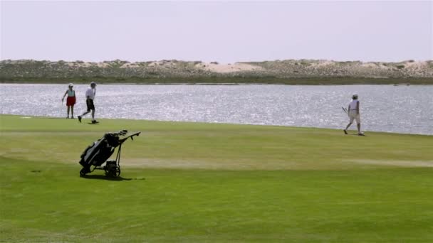 Golfare spelar i Algarve kända golfdestination, Portugal. — Stockvideo