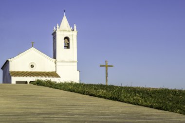 Luz New Village, 2002 yılında Topluluk tarafından seçilen bir site inşa kilisede. Luz orijinal köy şimdi Alqueva Barajı suları altında batık yatıyor