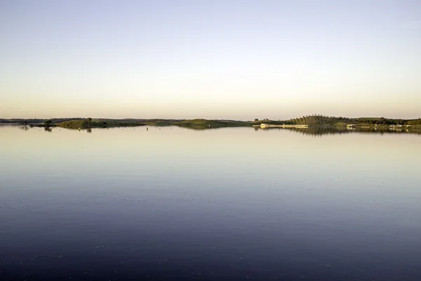 Alqueva Dam sjön. Den impounds floden Guadiana, på gränsen till Beja och Evora distrikt i söder om Portugal — Stockfoto