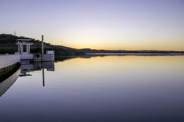 Alqueva přehradní jezero. Konfiskuje řeky Guadiana, na okraji Beja a Evora okrsků do Portugalska — Stock fotografie