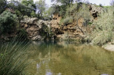 Güzel şelale ile ünlü hidenn doğal piknik alanı, küçük gölde denilen Tavira, Algarve yakınındaki Pego Inferno (Hells gölet).
