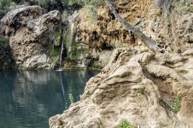 Güzel şelale ile ünlü hidenn doğal piknik alanı, küçük gölde denilen Tavira, Algarve yakınındaki Pego Inferno (Hells gölet).