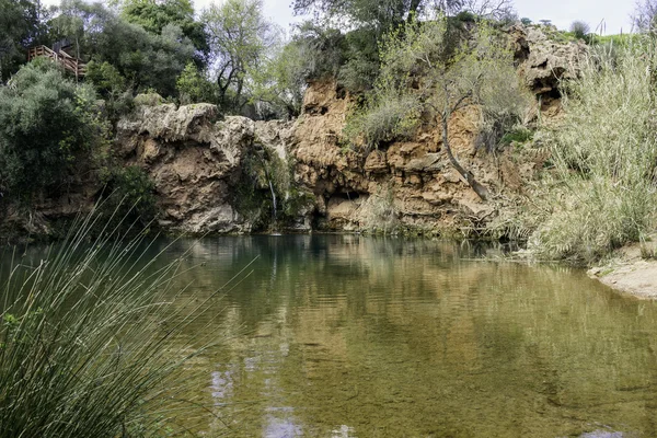Nádherný vodopád s malým jezerem ve slavné hidenn přírodní piknik, zvané Pego inferno (peklo rybniční) poblíž Tavira, Algarve. — Stock fotografie