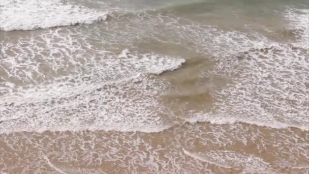 Волны прорываются по пляжному сценарию Атлантического побережья со скал выше, на пляже Фалезия, Алгарве. Португалия — стоковое видео