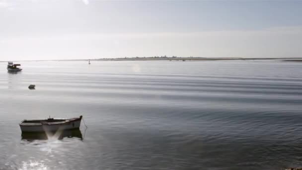 Blick auf die Landschaft vom Fischereihafen Olhão nach Armona, einer der Inseln des Naturschutzgebietes ria formosa, Algarve, Südportugal. — Stockvideo