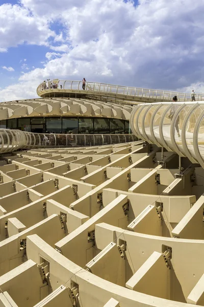 SEVILLE, SPAIN - MAY 2014: Pemandangan panorama di puncak Metropol Parasol di Plaza de la Encarnacion pada 31 Mei 2014 di Sevilla, Spanyol . — Stok Foto