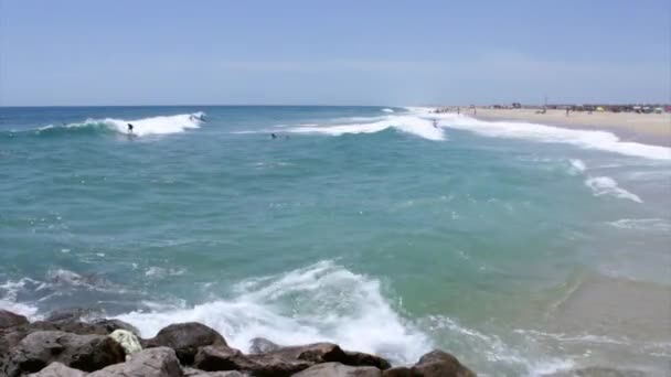Vista mar e pessoas a surfar na Ilha de Tavira, Algarve, Portugal . — Vídeo de Stock