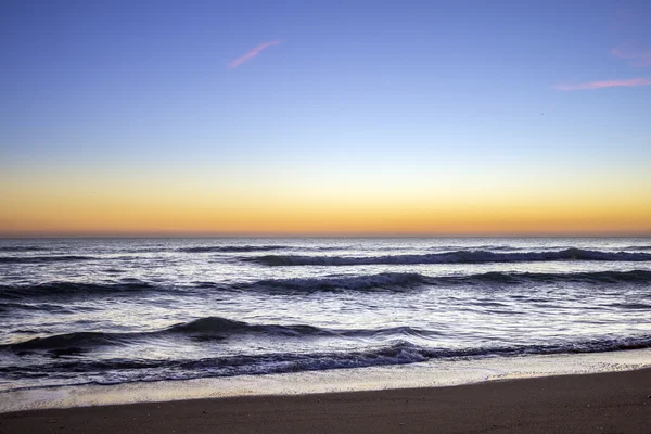 Günbatımında Dunas Douradas plaj deniz manzarası, ünlü hedef Algarve'deki/daki oteller, — Stok fotoğraf