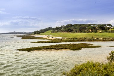 Algarve golf sahası deniz manzarası sahne, sulak rezerv ria formosa.