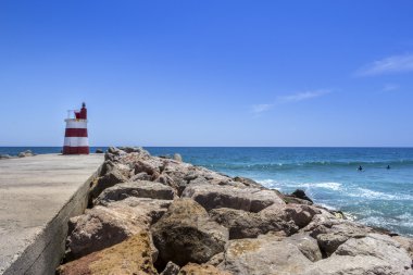 okyanus manzarası ve giriş iskelesi tavira Adası, algarve içinde küçük deniz feneri,