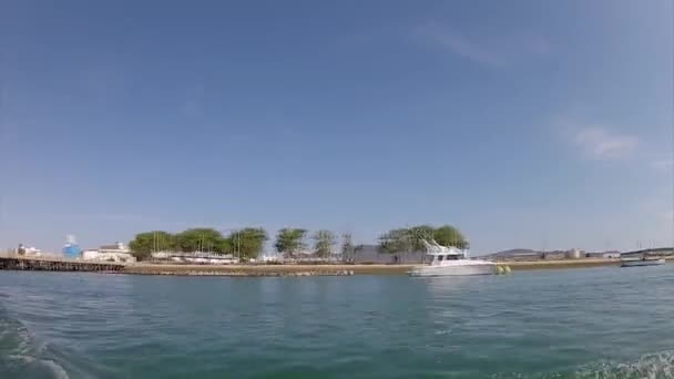 Región de conservación de humedales de Ria Formosa, vista del paisaje marino del parque natural desde el ferry a Armona, una de las islas. Algarve . — Vídeo de stock