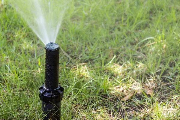 Garten Bewässerungssystem Sprinkler Bewässerung Rasen. — Stockfoto