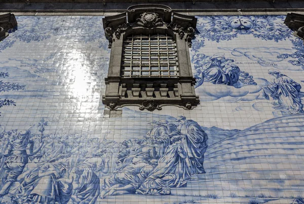 Carmo Church side wall Azulejo tile detail, in Porto. — Stock Photo, Image