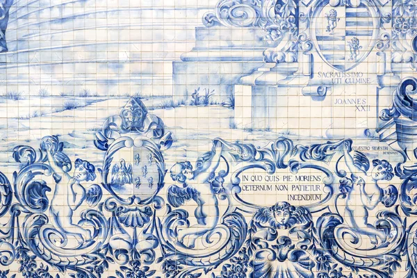 Carmo mur latéral de l'église Azulejo détail de tuiles, à Porto . — Photo