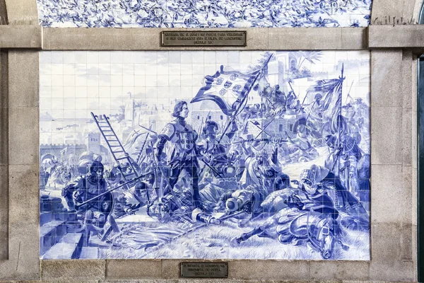 Porto, Portugalia - 04 lipca 2015 roku. Azulejos na panel na środku ściany — Zdjęcie stockowe