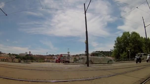 Porto, Portugal - 04 juli 2015: Berömda Heritage gul spårvagn, kallas Electrico i centrala Porto, Portugal. — Stockvideo